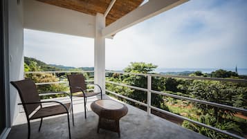 Panoramic Bungalow, 1 King Bed, Non Smoking | Living area