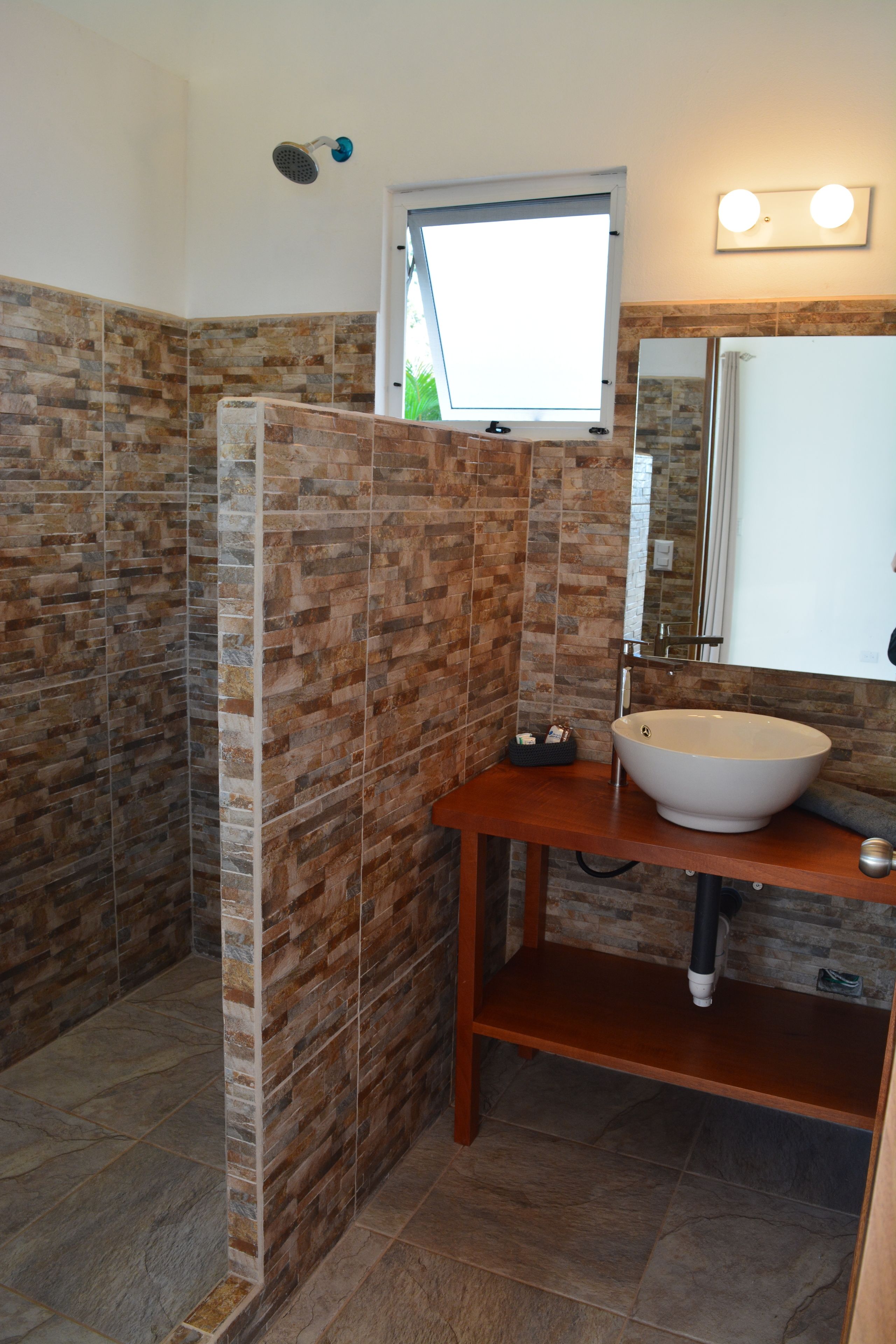 shower, rainfall showerhead, free toiletries, towels