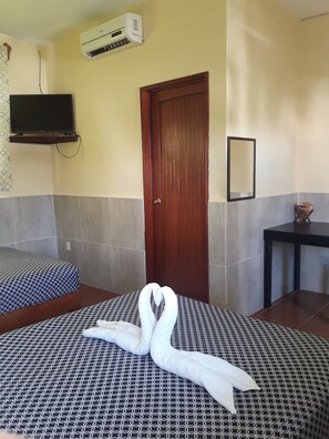 Escritorio, tabla de planchar con plancha, wifi gratis y ropa de cama