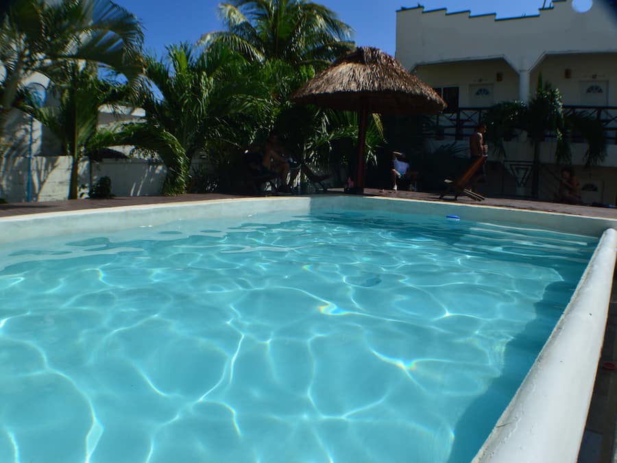 Una piscina al aire libre, tumbonas
