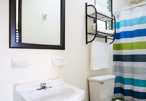 Shower, rainfall showerhead, free toiletries, towels