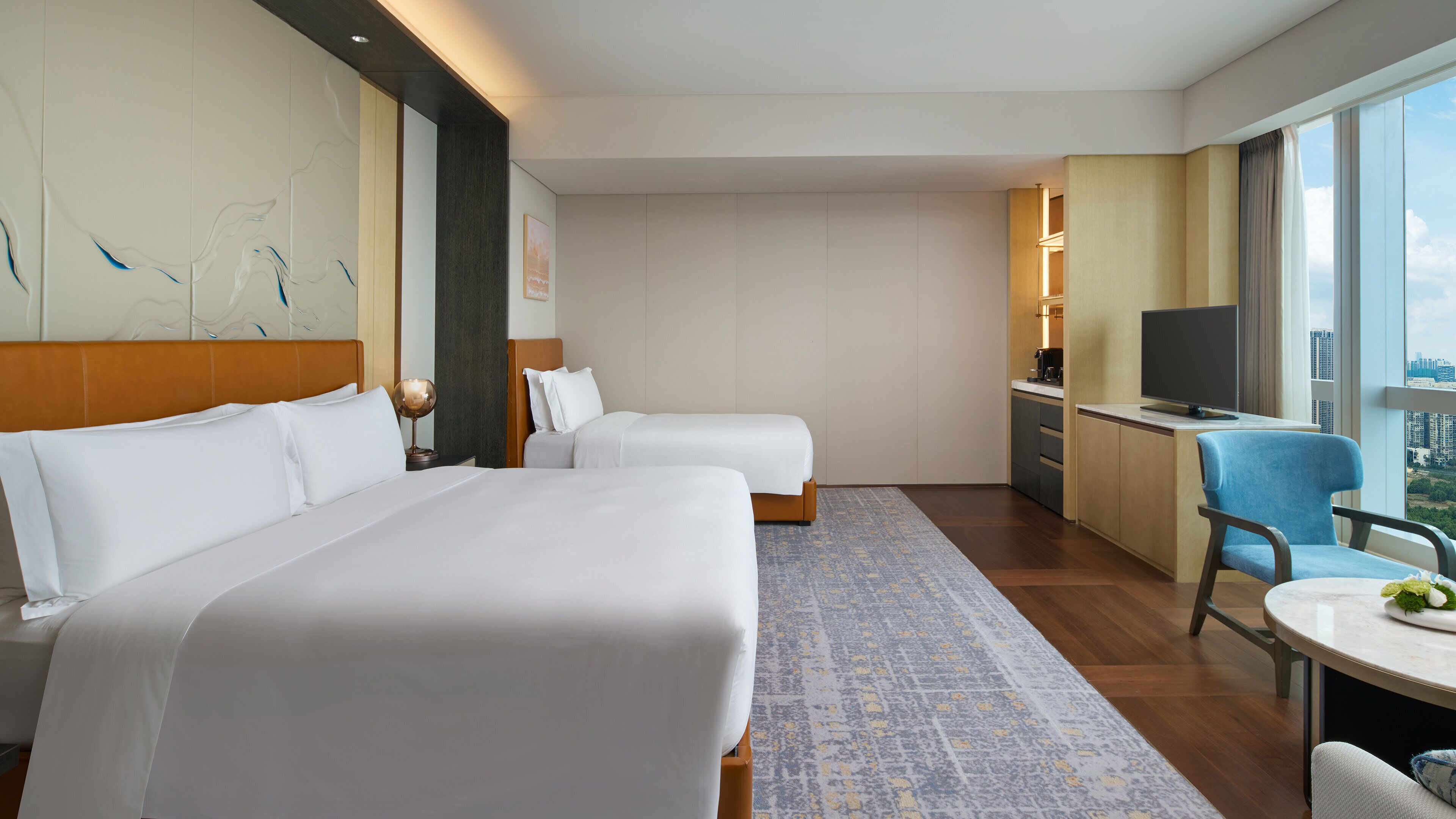 Premium kamer, Meerdere bedden, uitzicht op de stad | Luxe beddengoed, een minibar, een kluis op de kamer, een bureau