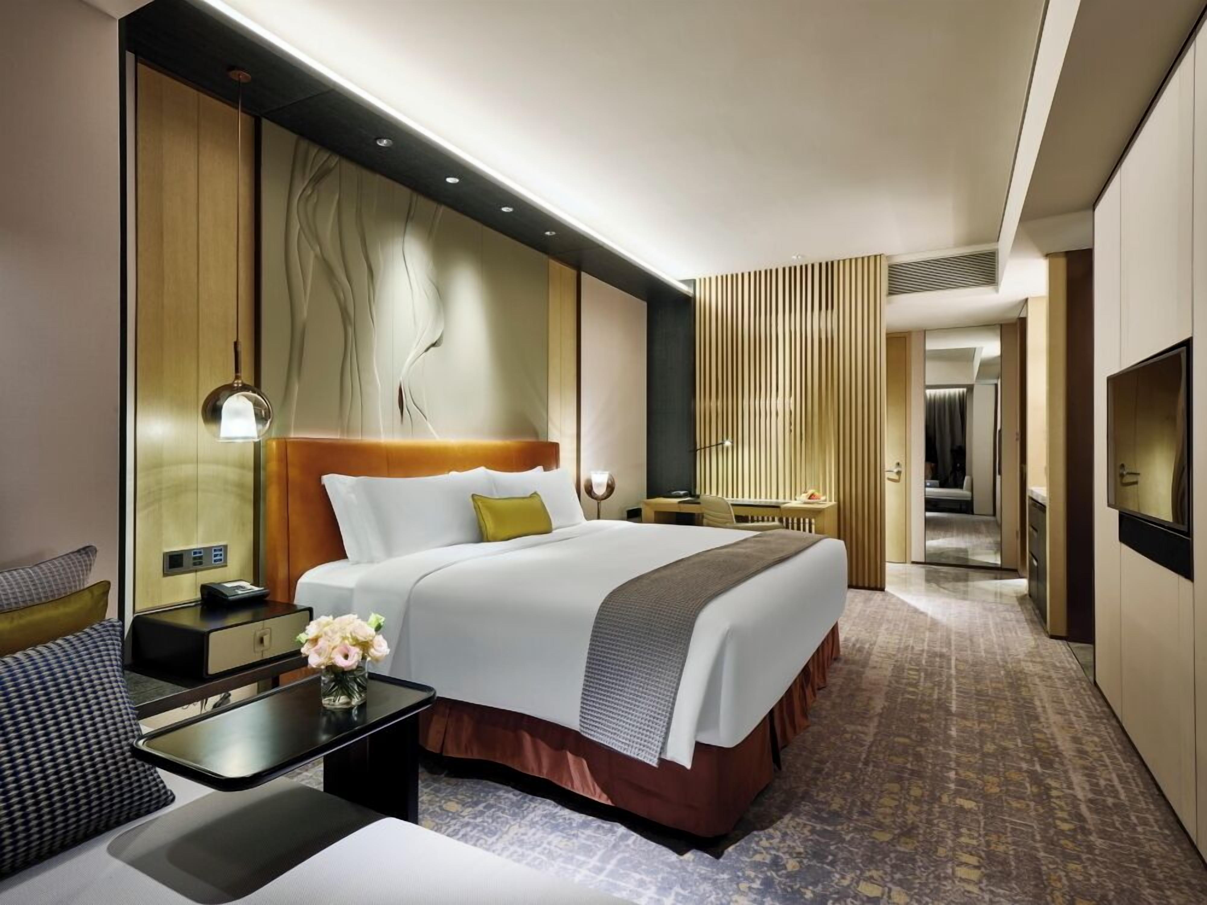 Premium bedding, minibar, in-room safe, desk