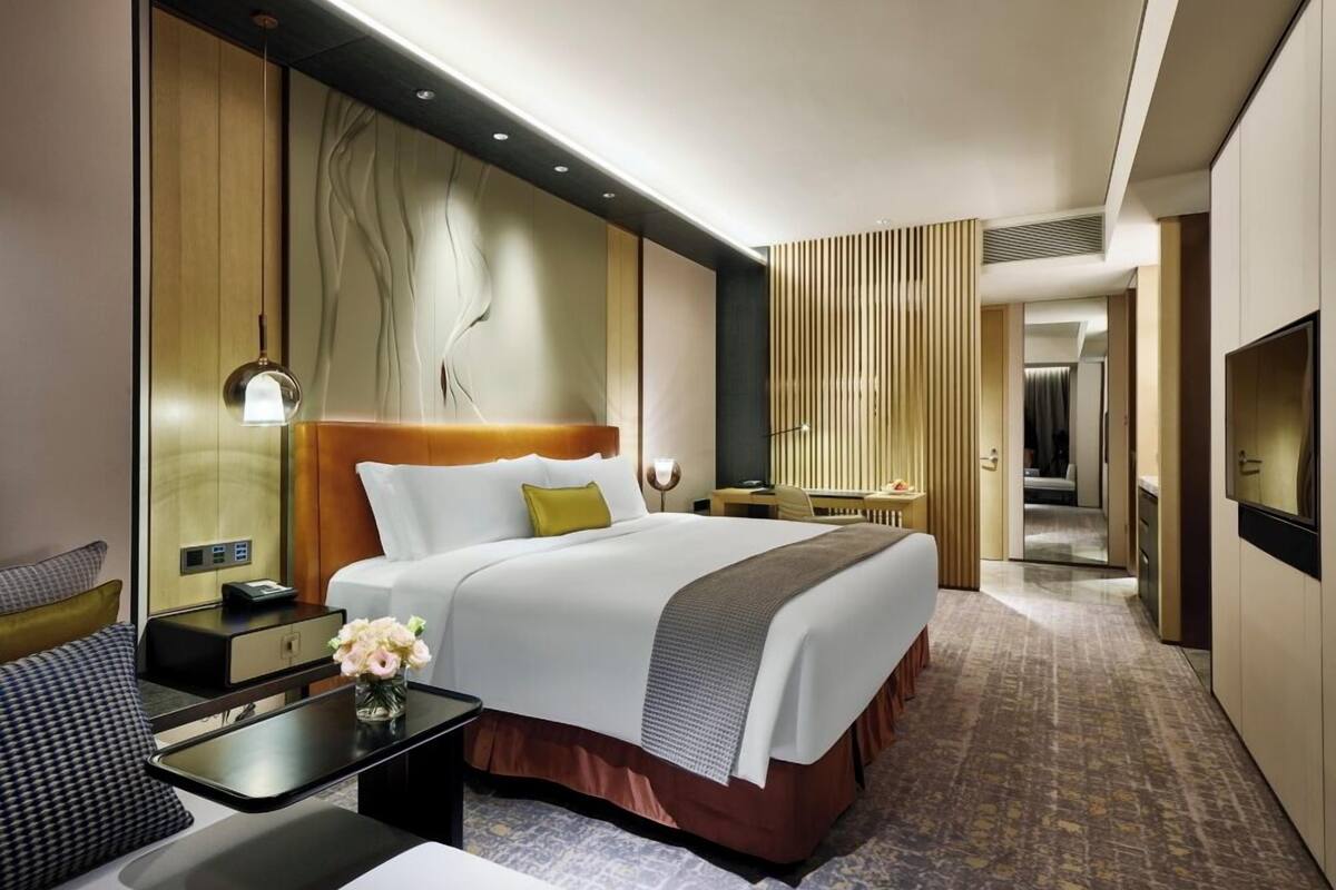 Classic Room, 1 King Bed (High Floor) | Premium bedding, minibar, in-room safe, desk