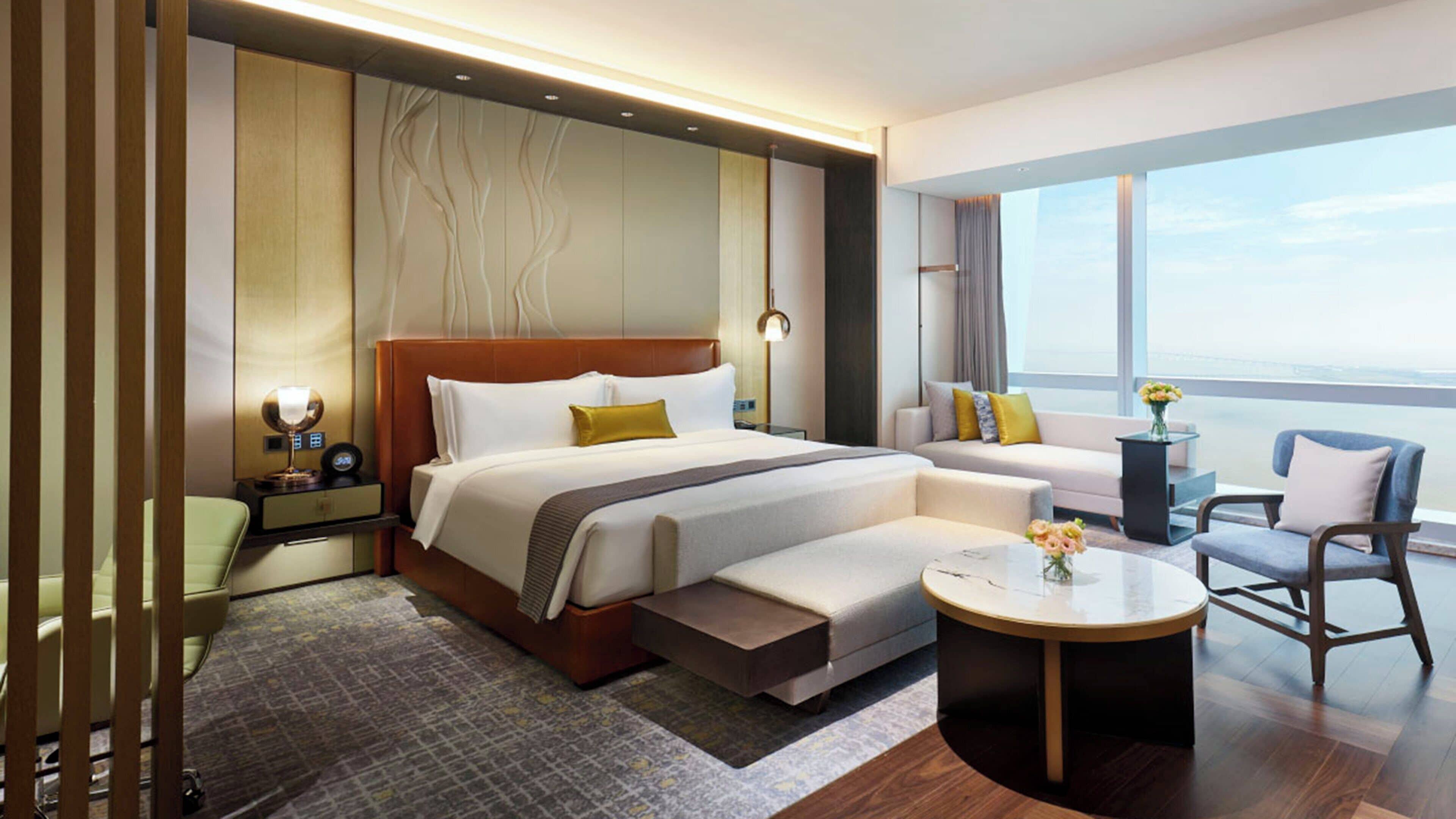 Luxe beddengoed, een minibar, een kluis op de kamer, een bureau
