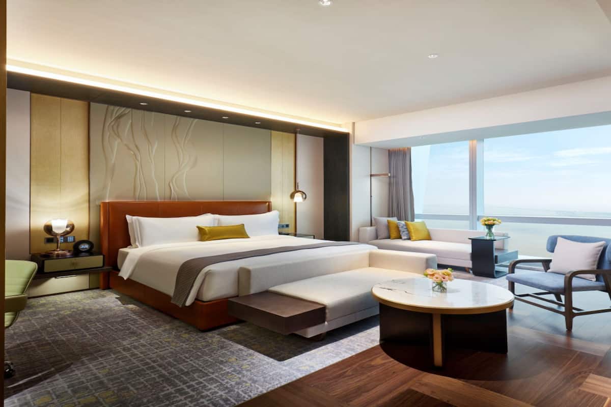 Ropa de cama de alta calidad, minibar, caja fuerte y escritorio