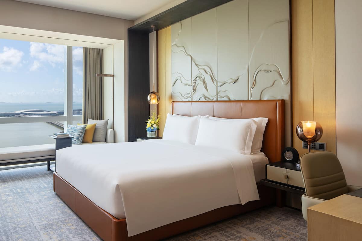 Habitación clásica, 1 cama de matrimonio grande, vistas al mar (HkZhMo Bridge ) | Ropa de cama de alta calidad, minibar, caja fuerte y escritorio