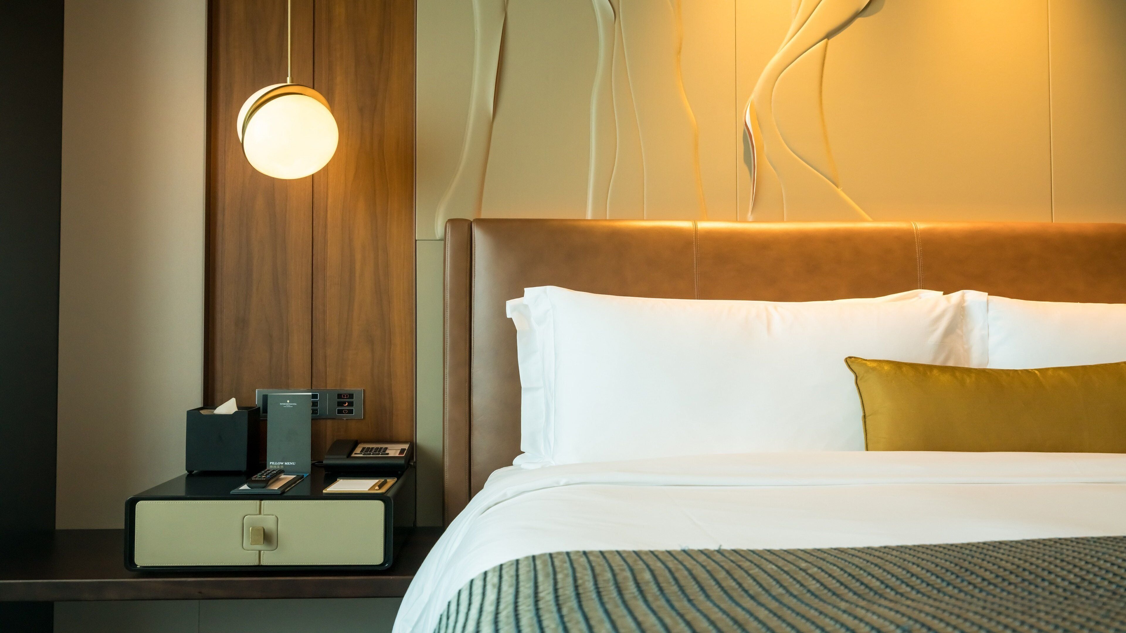 Ropa de cama de alta calidad, minibar, caja fuerte y escritorio