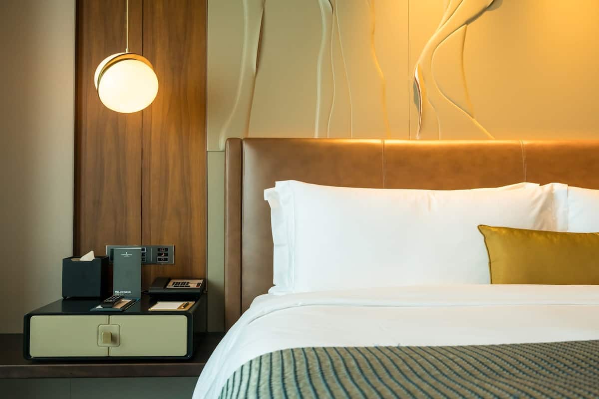 Ropa de cama de alta calidad, minibar, caja fuerte y escritorio