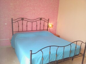 Desk, free cots/infant beds, free WiFi, bed sheets