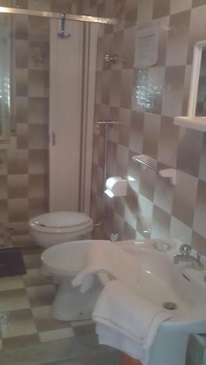 Shower, rainfall showerhead, free toiletries, hair dryer