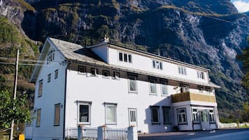 Guests can enjoy a balcony with views of the surrounding mountains from this two-story building.