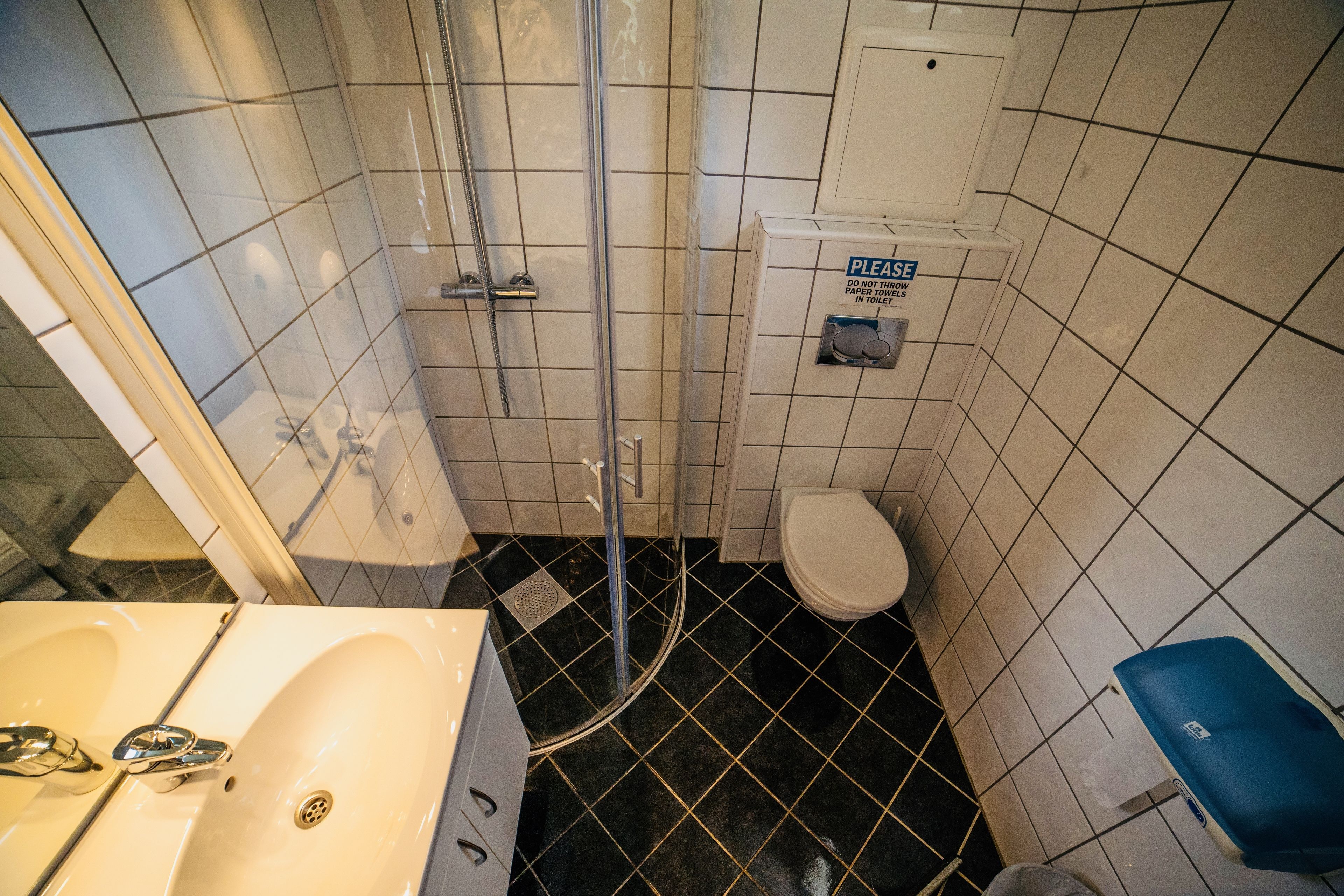 Kylpyhuone, jossa on pesuallas, wc ja suihku.