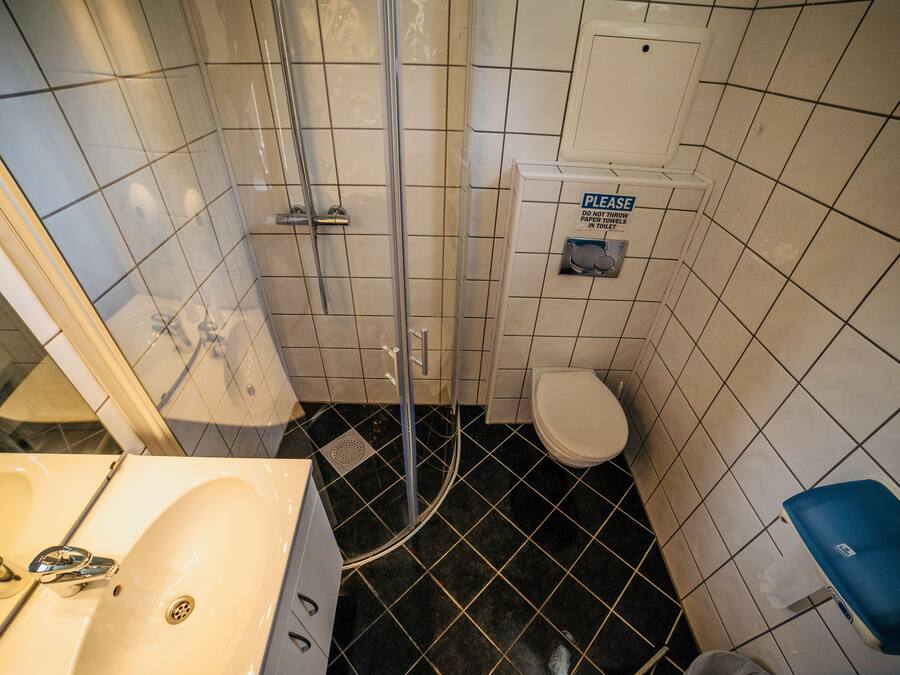 Kylpyhuone, jossa on pesuallas, wc ja suihku.