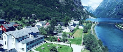 Vista frontal de la propiedad