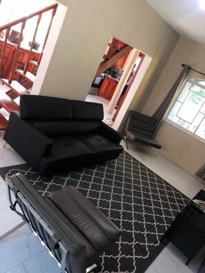 3 bedrooms, Egyptian cotton sheets, premium bedding, iron/ironing board - Tryall Gardens Escape (Sandy Bay)