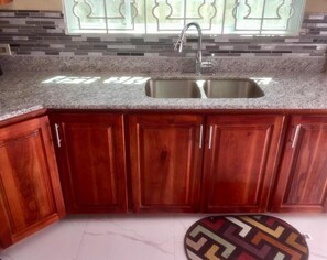 冷蔵庫、電子レンジ、オーブン、調理器具と食器