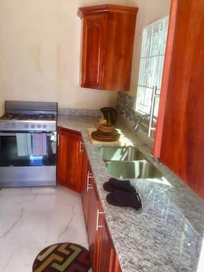 Geladeira, micro-ondas, fogão, talheres/pratos/utensílios de cozinha