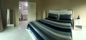 3 bedrooms, Egyptian cotton sheets, premium bedding, iron/ironing board - Tryall Gardens Escape (Sandy Bay)