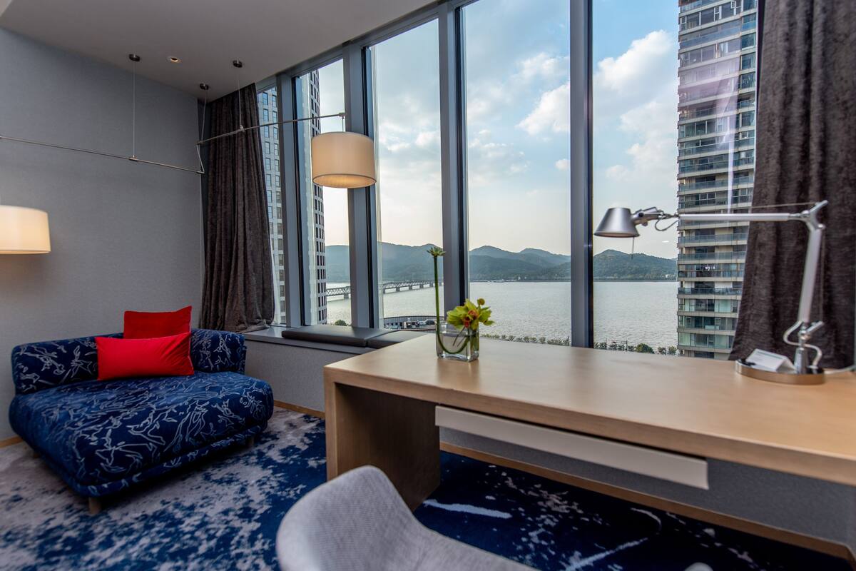 minibar, in-room safe, desk, laptop workspace