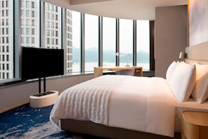 Minibar, in-room safe, desk, laptop workspace - Le Méridien Hangzhou, Binjiang (Hangzhou)
