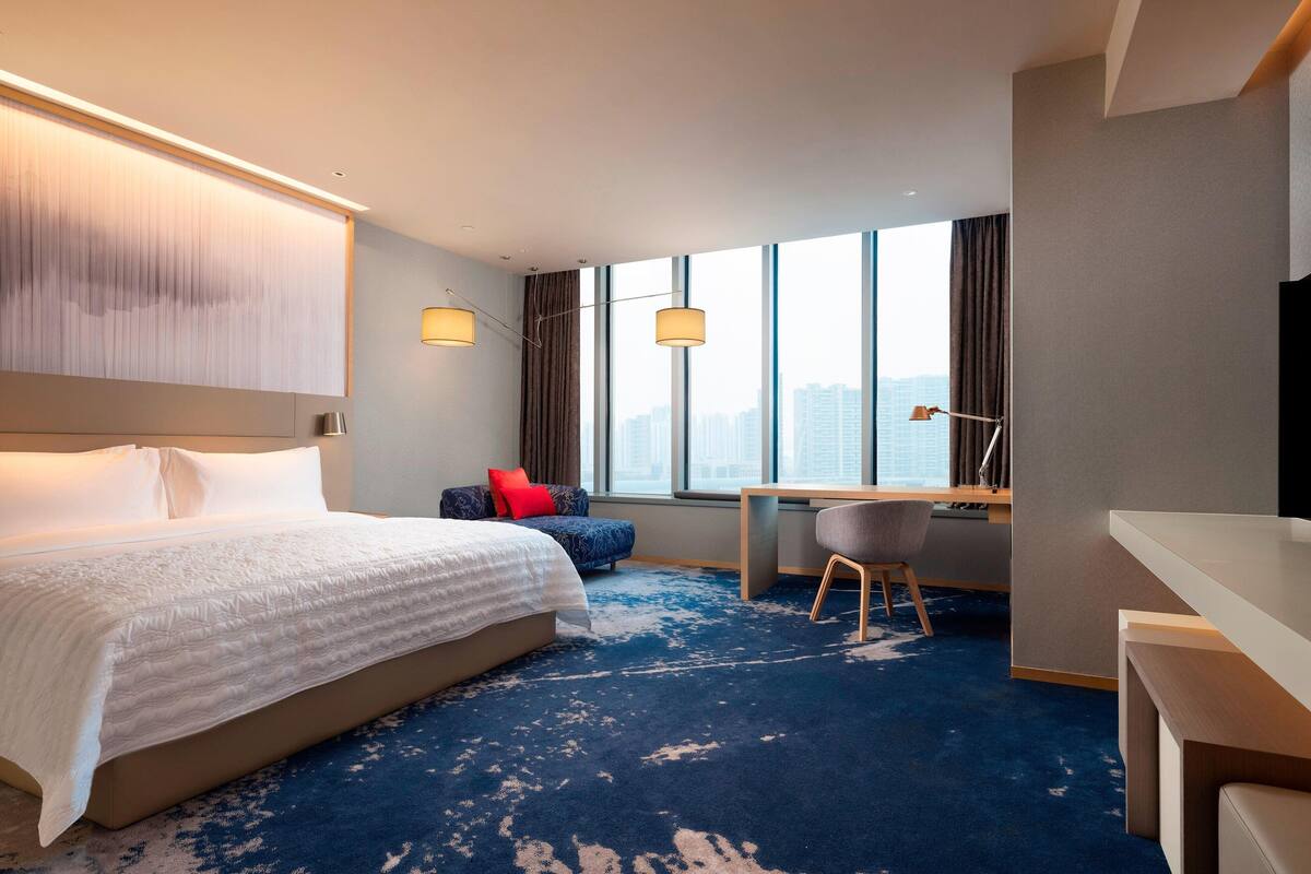 Suite – club, 1 soverom (Le Meridien Suite) | Minibar, safe på rommet, skrivebord og skrivebord for bærbar PC
