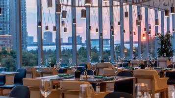 2 restoran dengan sajian masakan lokal