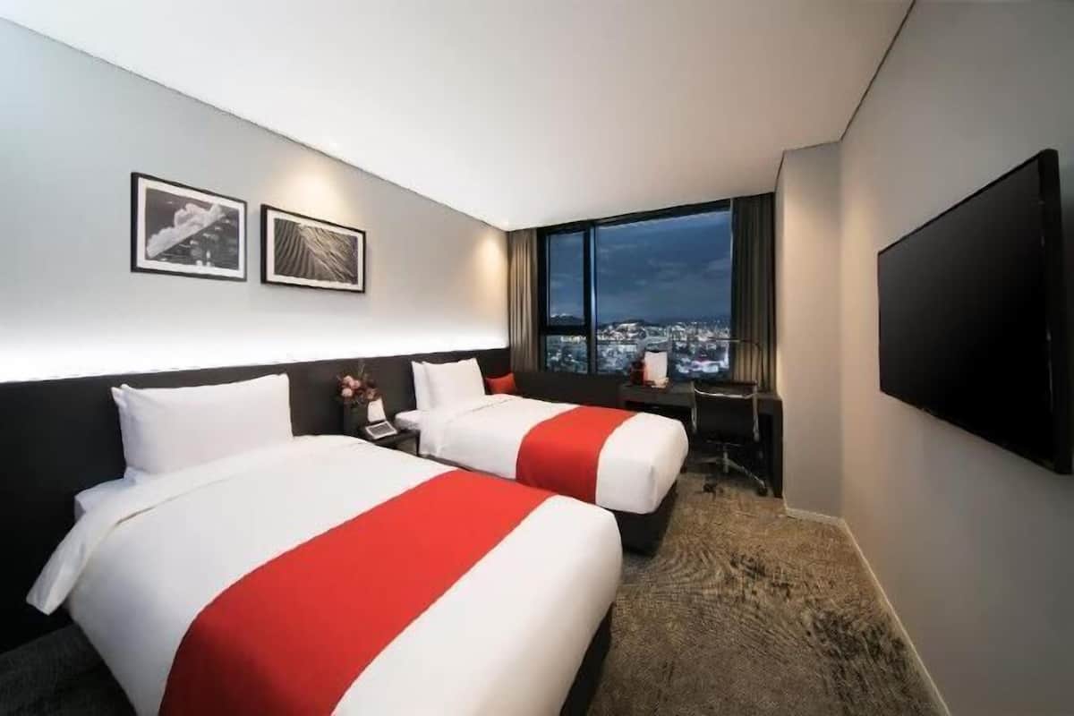 1 bedroom, in-room safe, desk, iron/ironing board