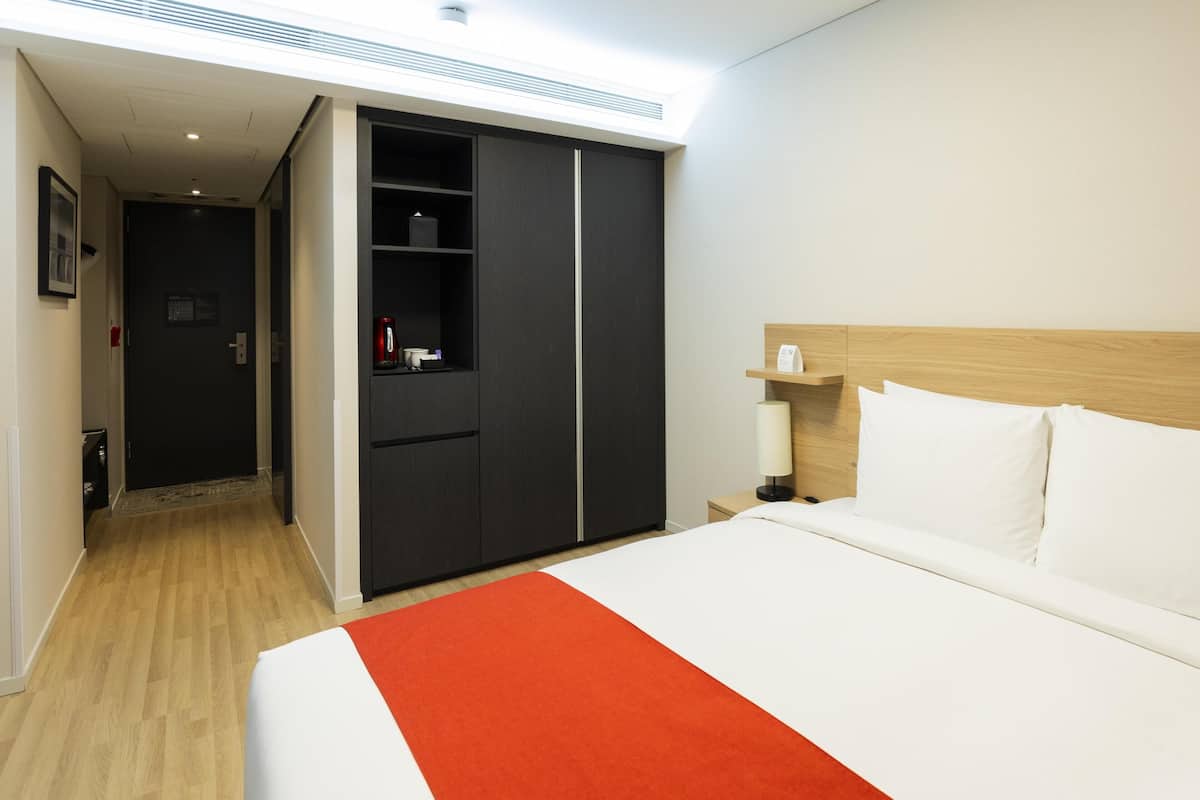 Coffres-forts dans les chambres, bureau, fer et planche à repasser