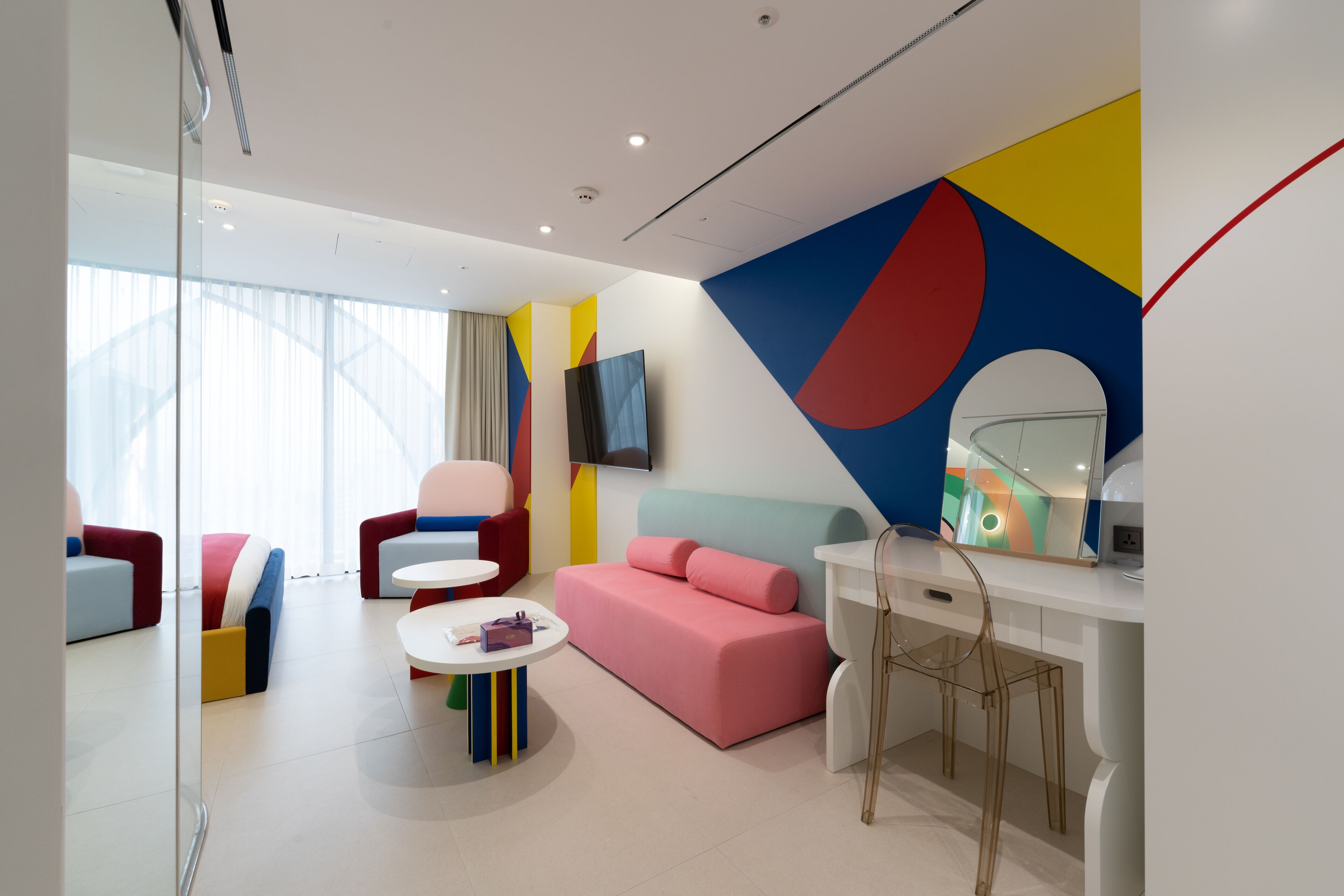 suite, 1 double bed, non smoking | 1 bedroom, in-room safe, desk, iron/ironing board