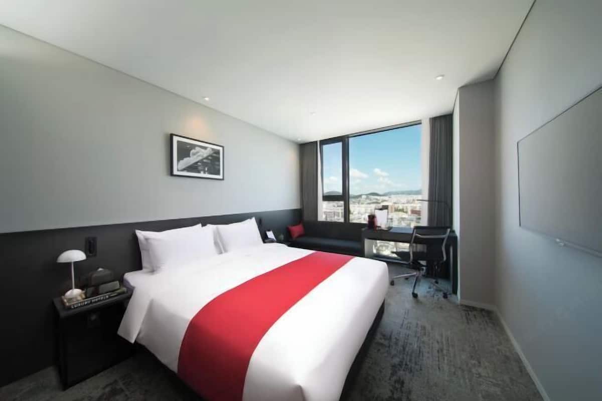 1 bedroom, in-room safe, desk, iron/ironing board