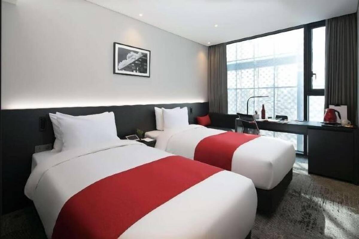 1 bedroom, in-room safe, desk, iron/ironing board