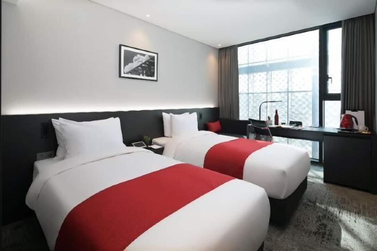 1 bedroom, in-room safe, desk, iron/ironing board