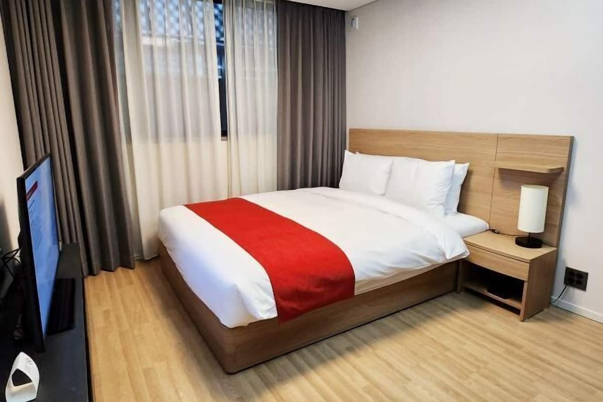 1 bedroom, in-room safe, desk, iron/ironing board