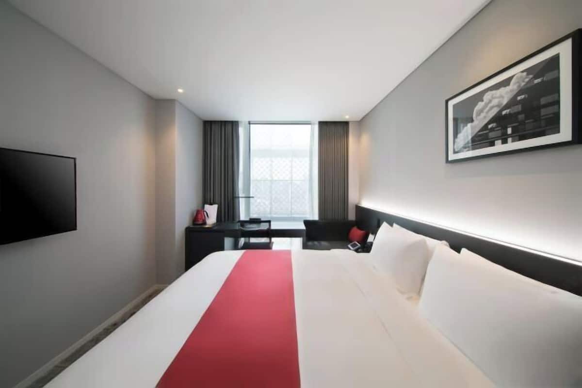 1 bedroom, in-room safe, desk, iron/ironing board