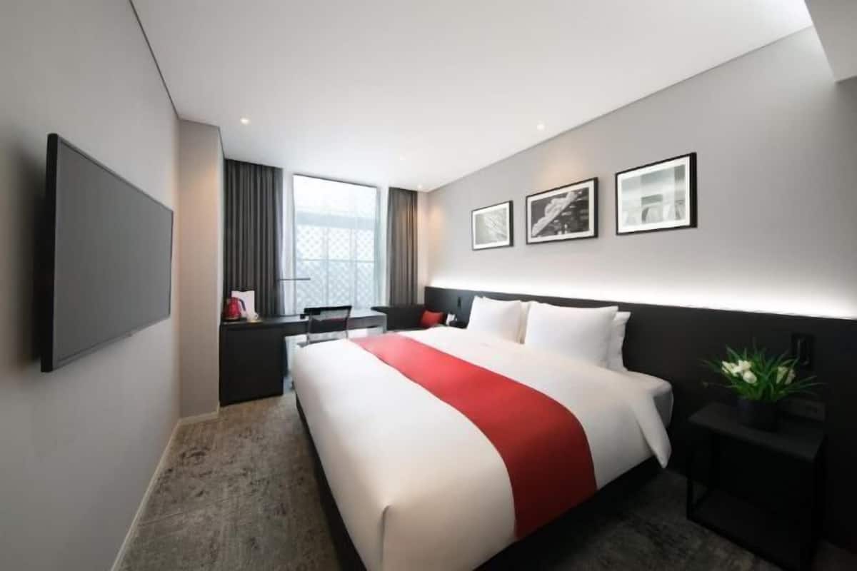 1 bedroom, in-room safe, desk, iron/ironing board