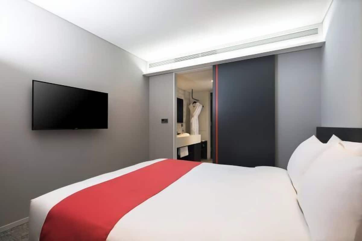 1 bedroom, in-room safe, desk, iron/ironing board