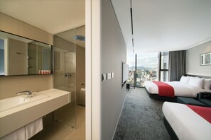 Suite, 2 camas dobles, no fumadores | Baño | Secador de pelo, albornoces, zapatillas y bidé