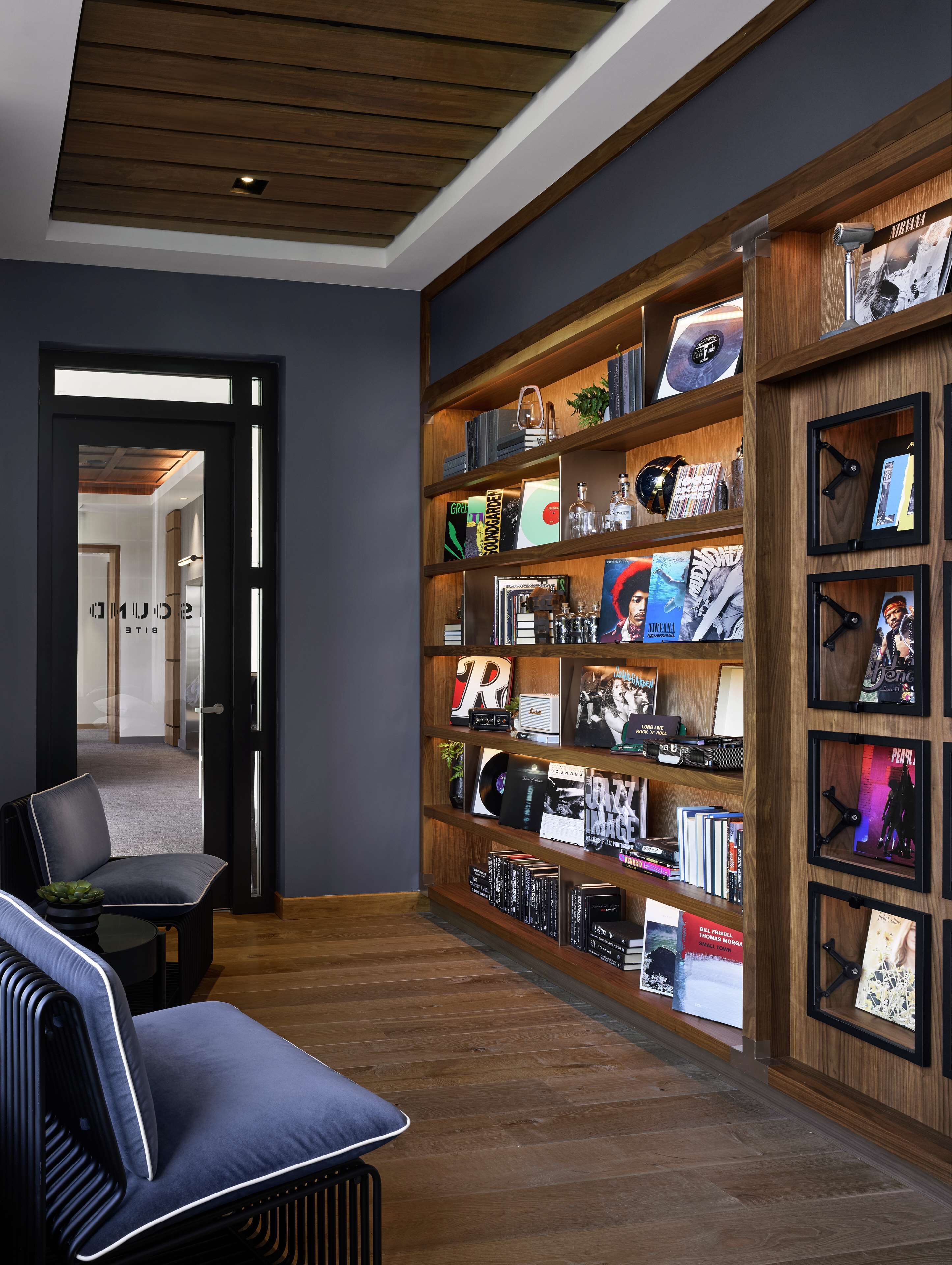 早餐，供應午餐和晚餐