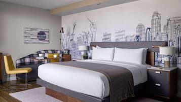 Een moderne hotelkamer met een groot bed, een bureau met stoel, een stadsmuur als kunstwerk en behangpapier met een stadszicht.