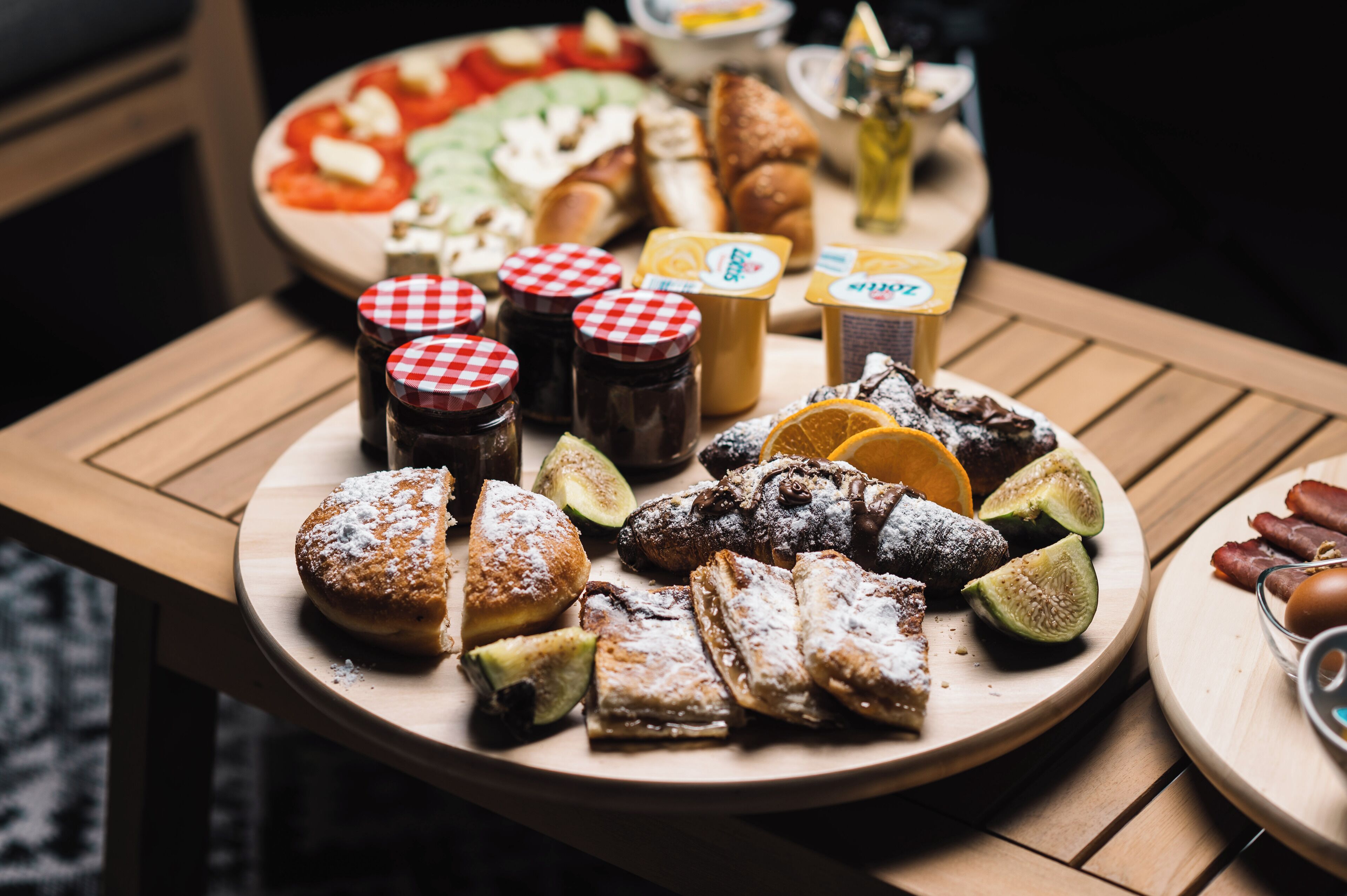 Bữa sáng tự phục vụ hàng ngày (10 EUR/mỗi người) 