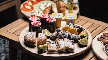 Πρωινό self-service καθημερινά (10 EUR/άτομο)