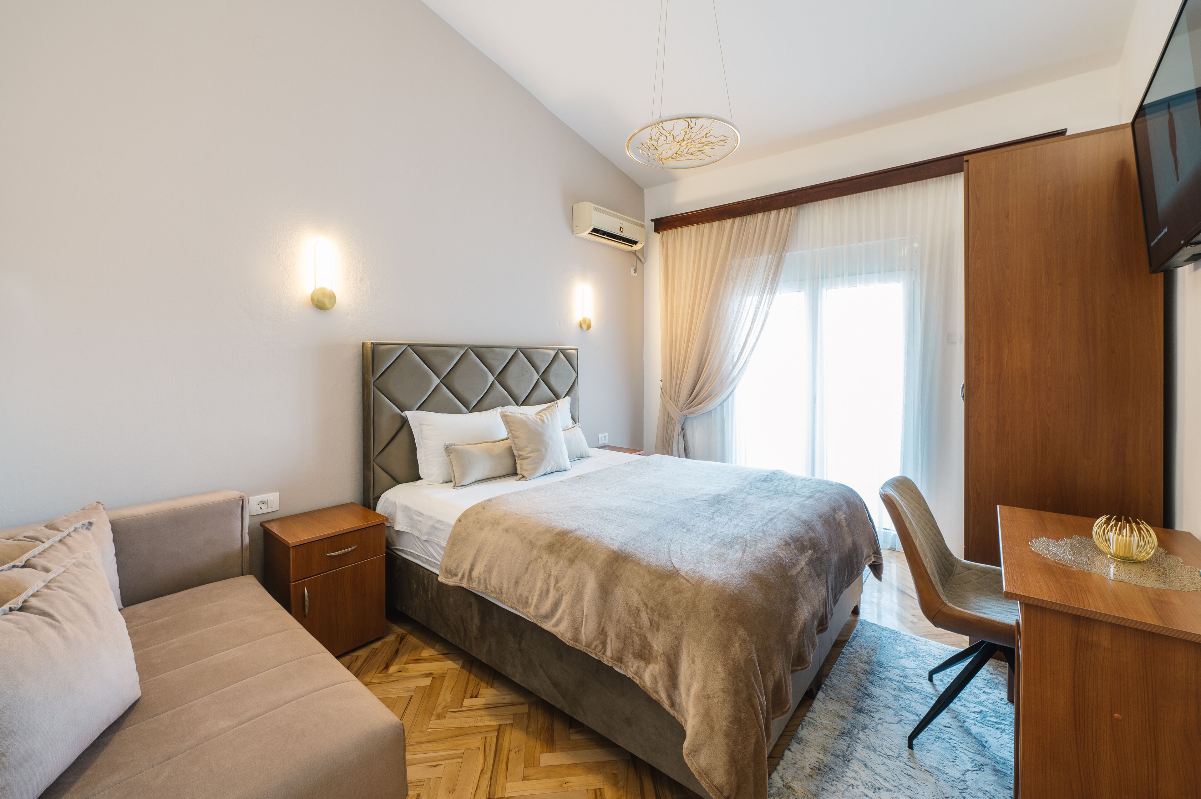 Deluxe Apartment | Premium bedding, individually decorated, desk, laptop workspace