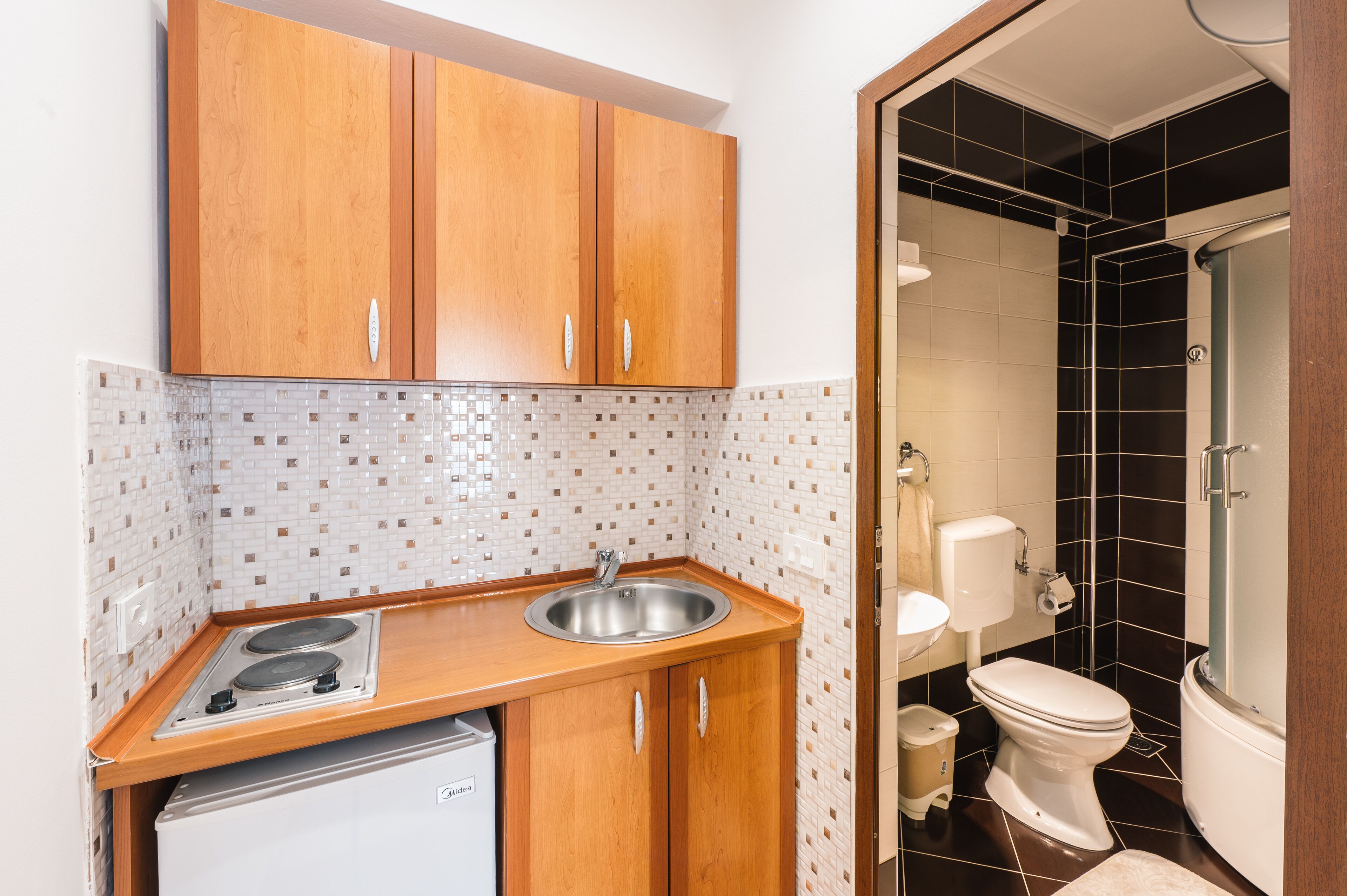 Deluxe-Apartment | Badezimmer | Dusche, Haartrockner, Hausschuhe, Handtücher