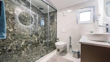 Douche, sèche-cheveux, chaussons, serviettes fournies