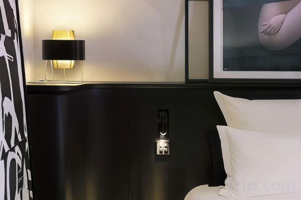 Premium bedding, in-room safe, desk, blackout drapes