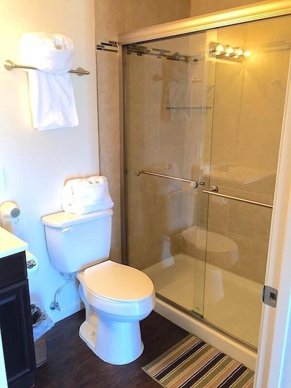 Deluxe tweepersoonskamer, 2 tweepersoonsbedden, niet-roken, uitzicht op bergen | Badkamer | Een douche, een regendouche, een haardroger, handdoeken