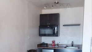 Habitación individual clásica, 1 cama Queen size, para no fumadores, vista a la montaña | Cocineta privada