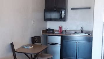 Classic Single Room, 1 Queen Bed, Non Smoking, Mountain View | Private kitchenette | Coffee/tea maker