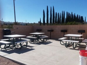 BBQ/picnic Area - Meadview Lake Motel (Meadview)